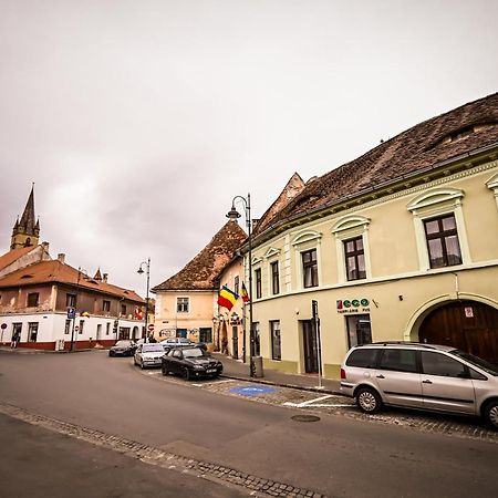 Jules' Sunny, Spacious And Central Apartment Sibiu Exterior foto