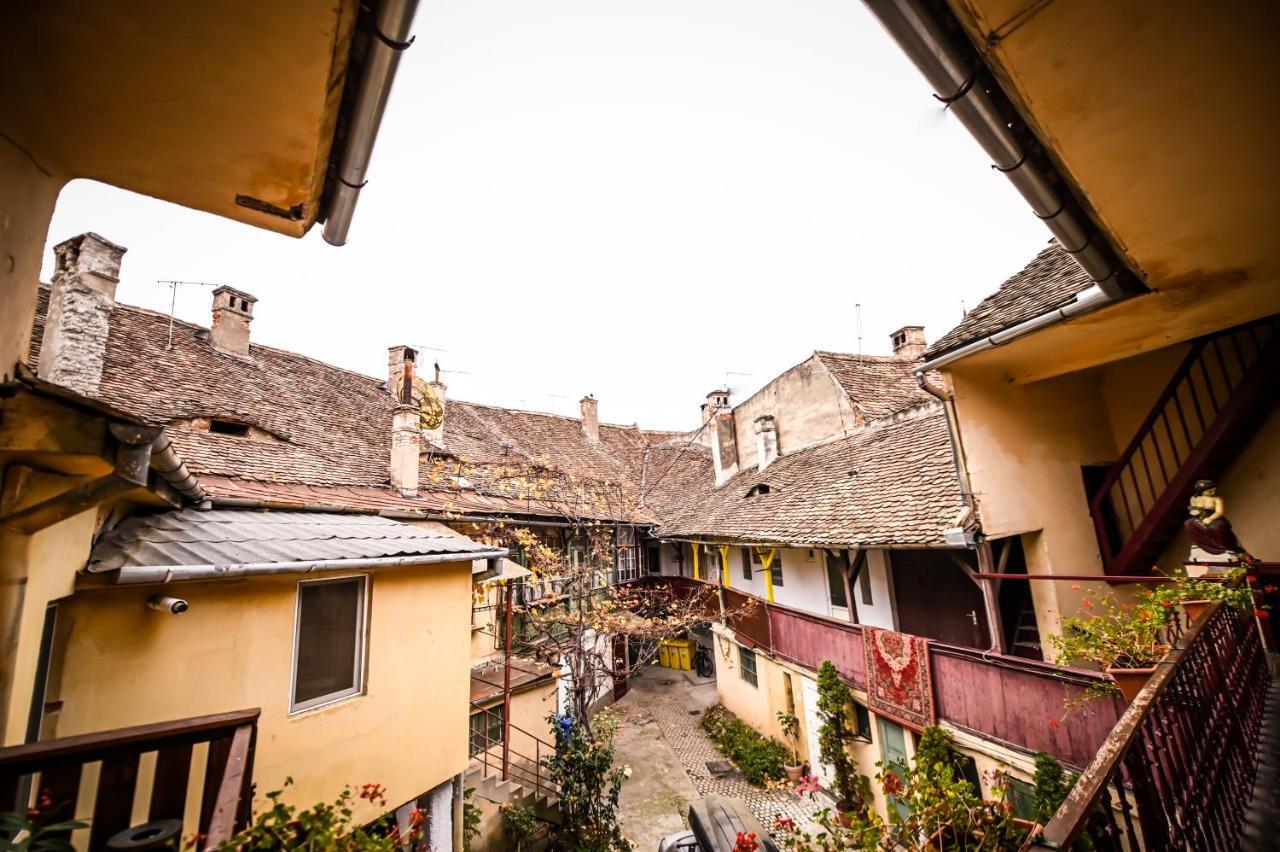 Jules' Sunny, Spacious And Central Apartment Sibiu Exterior foto